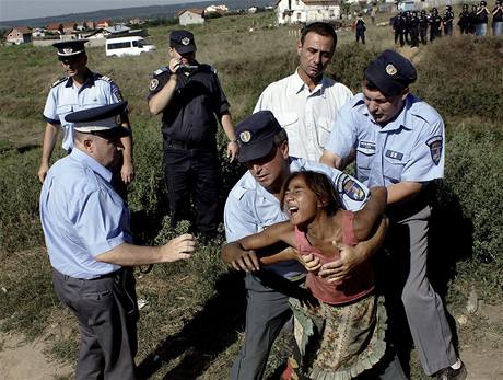 Policie pi demolici nepovolených romských osad v Rumunsku